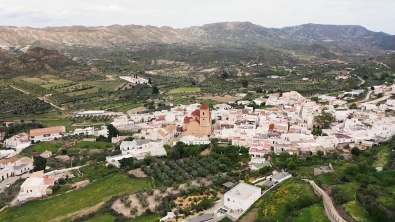 On the northern edge of the Sierra Alhamilla Paraje Natural, Nature Site, in Almeria province, is the tiny white village of Lucainena de las Torres, nominated as one of the prettiest villages in Spain.